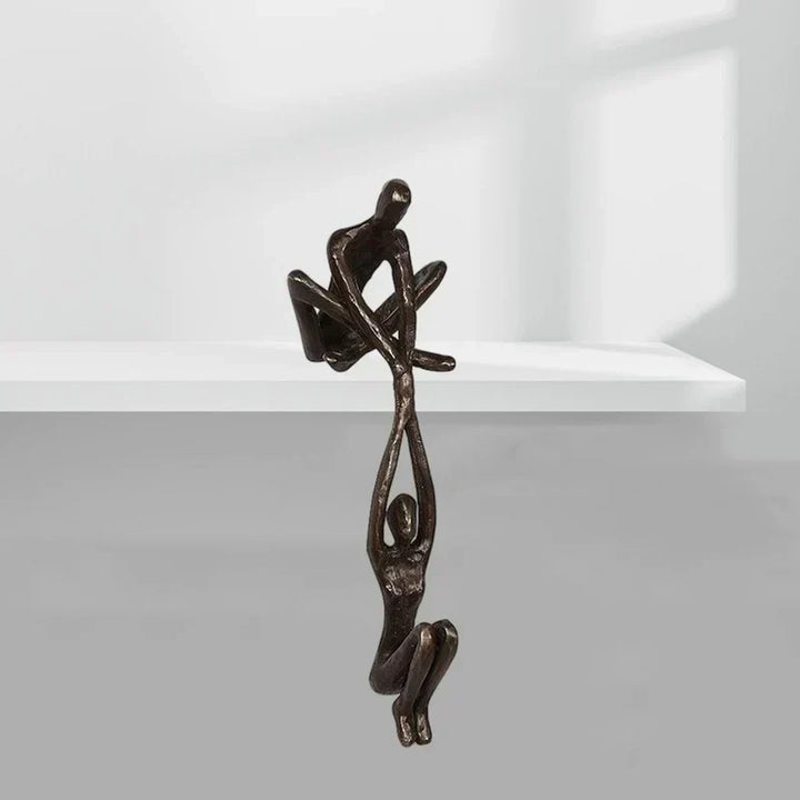 Abstrakt skulptur i elegant design, der forener kærlighed og styrke. Skaber en meningsfuld atmosfære i hjemmet.