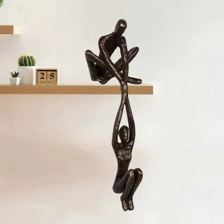 Kunsthåndværk: tidløs skulptur, der smukt repræsenterer kærlighed og styrke. En elegant tilføjelse til enhver indretning.