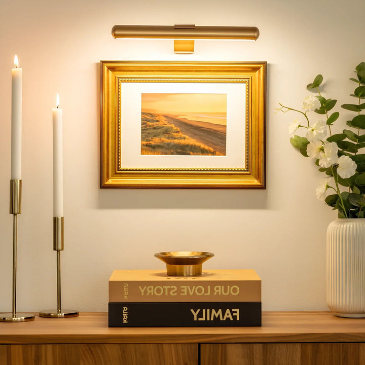 Elegant trådløs LED væglampe til kunstbelysning. Fremhæv malerier med dæmpbart galleri-lys.