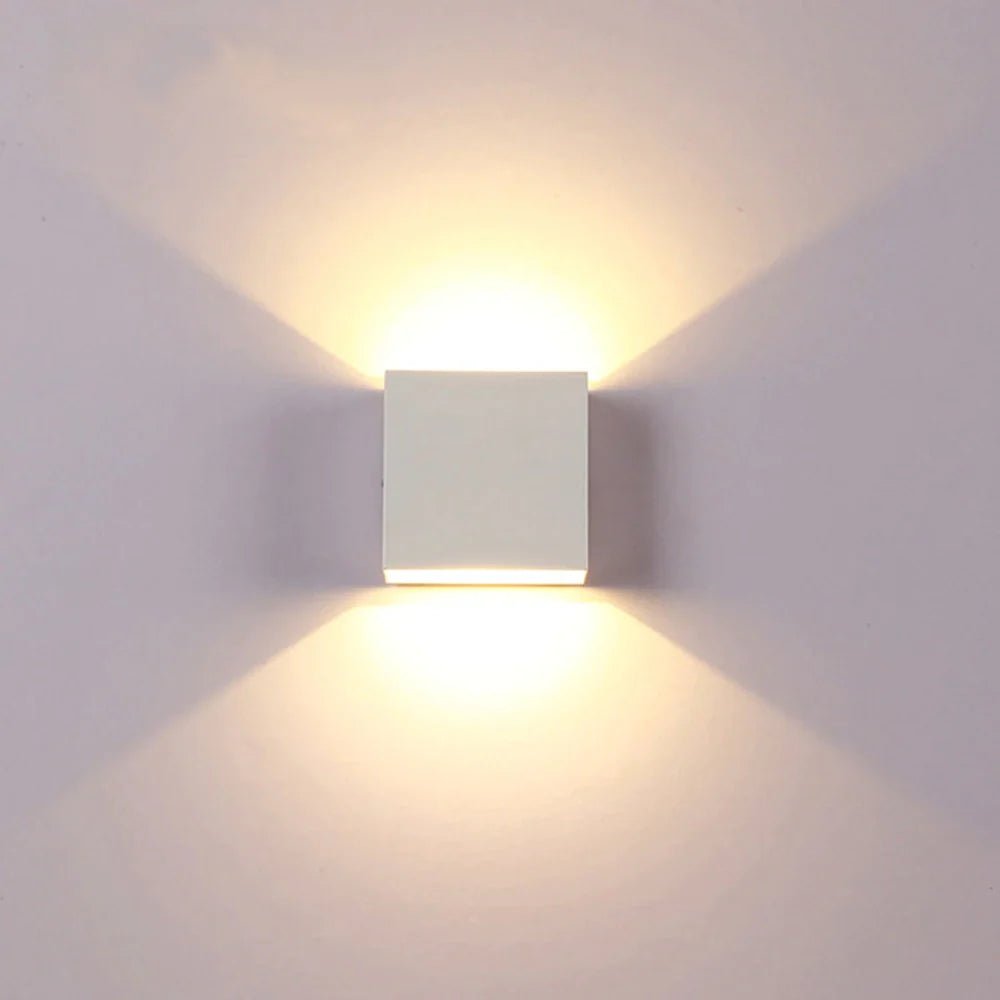 Trådløs LED væglampe med sensor. Moderne design til indendørs belysning, perfekt til gang og entré. Batteridrevet.