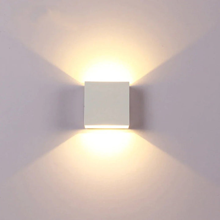 Trådløs LED væglampe med sensor. Moderne design til indendørs belysning, perfekt til gang og entré. Batteridrevet.