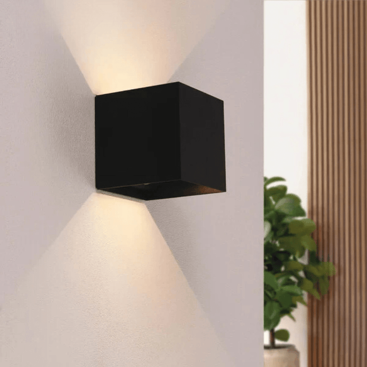Moderne trådløs væglampe med LED lys og sensor. Minimalistisk design, ideel til stilren indendørs belysning.