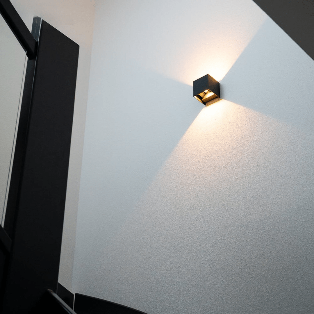 Batteridrevet trådløs væglampe med LED. Fleksibel indendørs belysning med sensor til nem montering uden ledninger.
