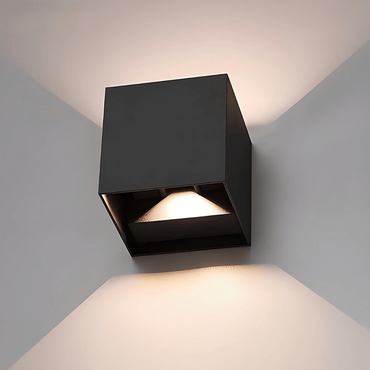 Moderne trådløs sensorlampe med energieffektivt LED lys. Elegant og smart belysning til indendørs brug.