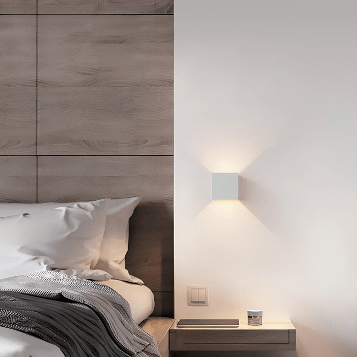 Trådløs LED væglampe med sensor til entré og gang. Minimalistisk design sikrer smart og veloplyst indendørs belysning.