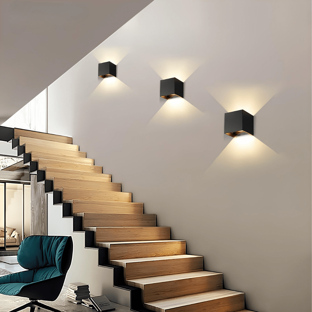 Elegant trådløs væglampe med LED lys og intelligent sensor. Skaber hyggelig og moderne belysning i hjemmet.