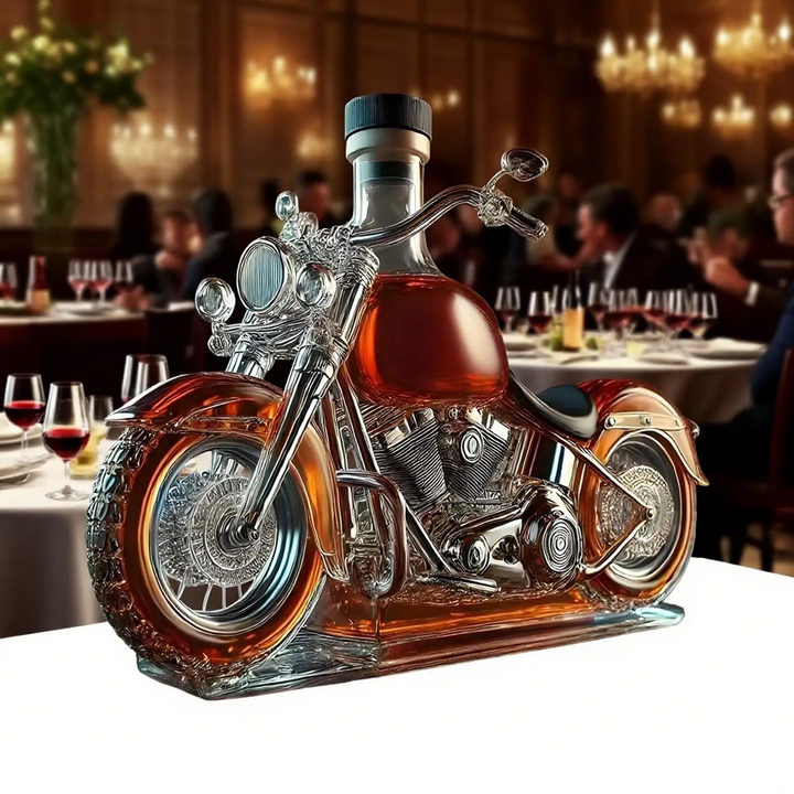 Stilfuld whiskykaraffel formet som en motorcykel. Klar glaskaraffel ideel til spiritus og hjemmebarens dekoration.