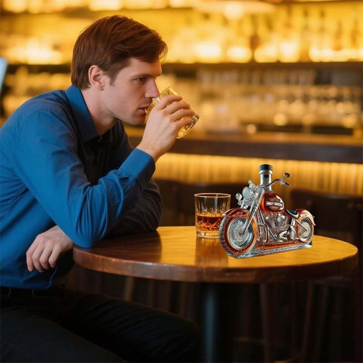 Gaveidé: Motorcykelformet whiskykaraffel i glas. Perfekt til enhver spirituselsker og som dekoration i hjemmebaren.