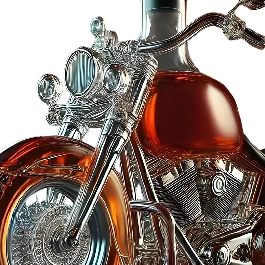 Elegant motorcykel whiskykaraffel til servering af spiritus. En imponerende glaskaraffel, der løfter din hjemmebar.