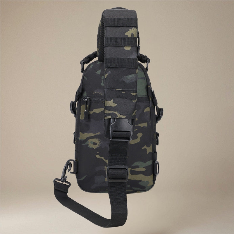 Unisex skuldertaske vist på model, fremhæver justerbar rem og sikker lynlås for komfort.