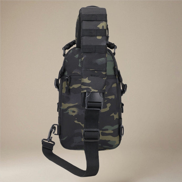 Unisex skuldertaske vist på model, fremhæver justerbar rem og sikker lynlås for komfort.