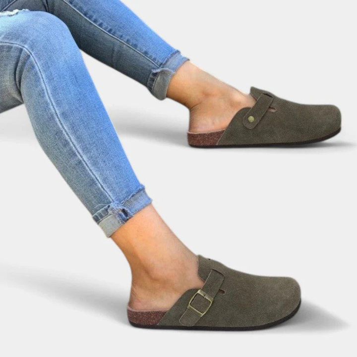 Unisex komfortsko med justerbar rem, skridsikker sål og klassisk træskodesign til fritid.