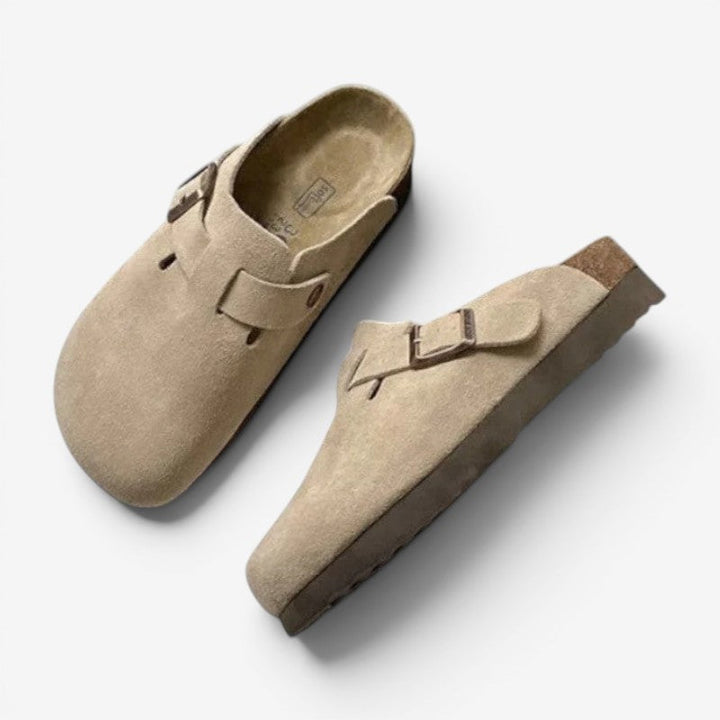 Sidebillede af unisex komfort træsko, viser det ergonomiske design og justerbare rem.