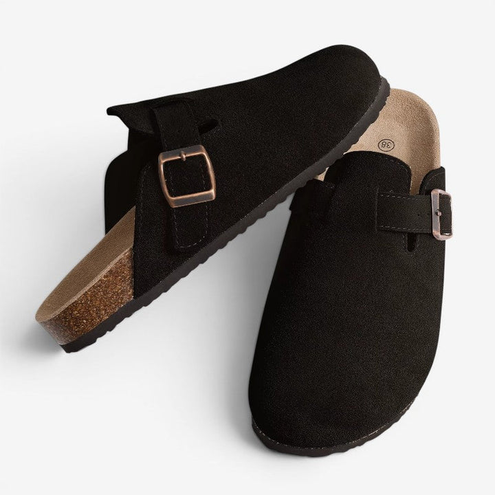 Topbillede af slip-on træsko med justerbar spænde, ideel som fritidssko og sommerfodtøj.