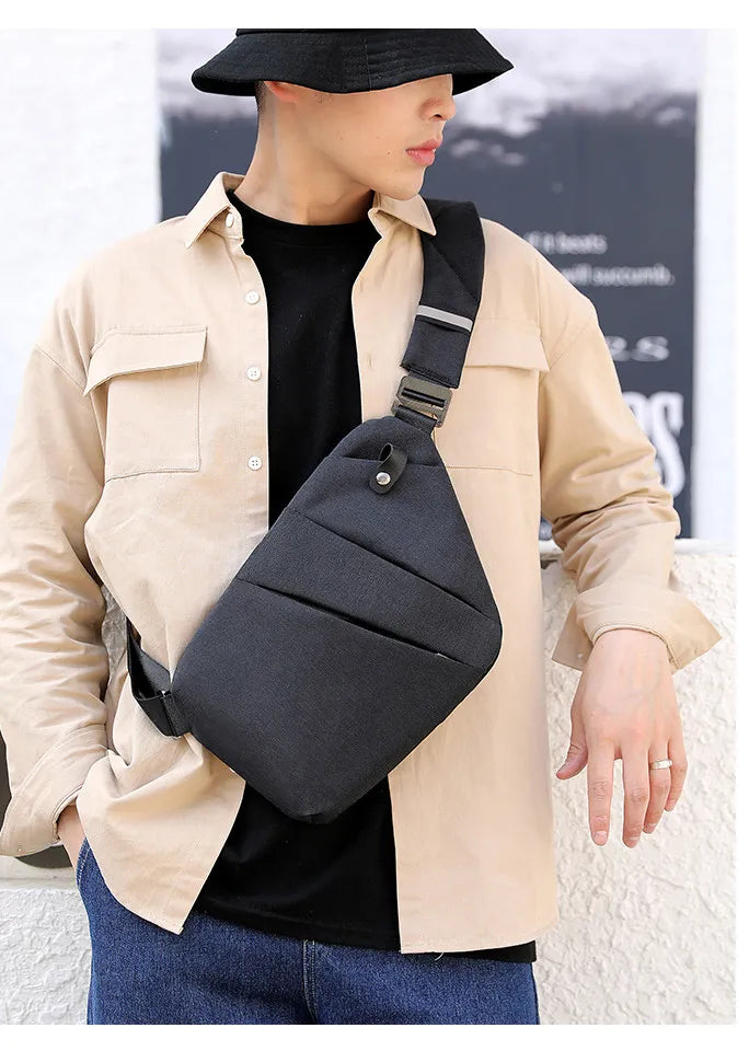 Stilren unisex rejsetaske, crossbody model, med tyverisikring for tryg og sikker opbevaring.