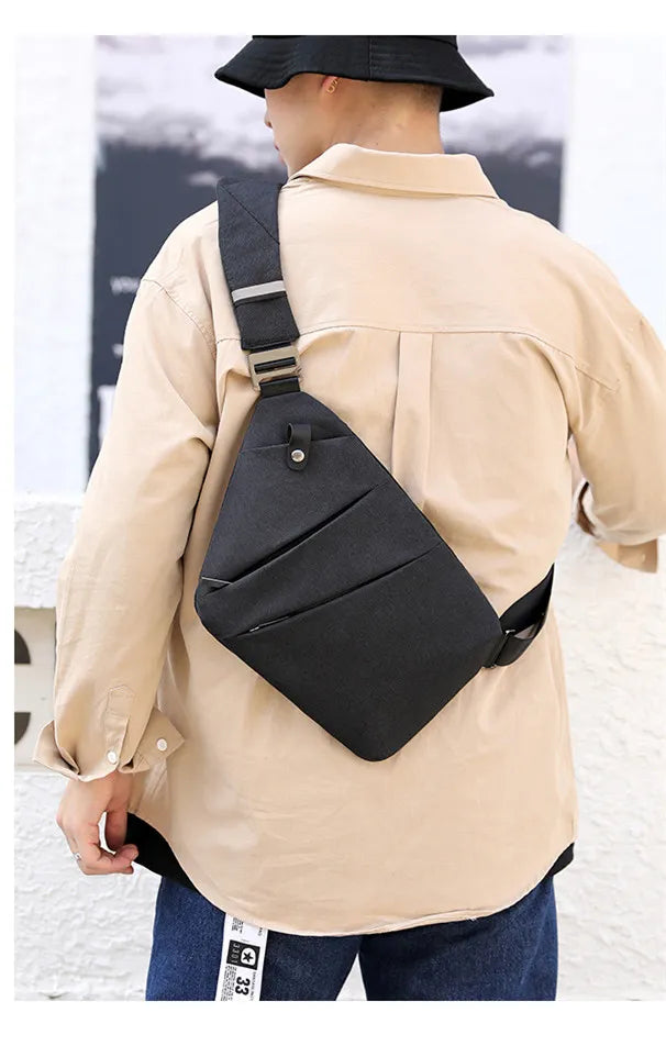 Praktisk mini crossbody taske, ideel til organisering af pas og pung under rejser.
