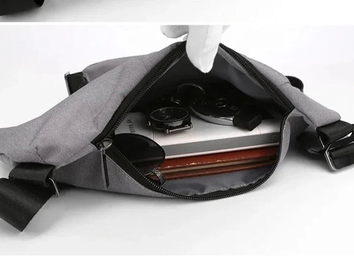 Smart mini crossbody taske med intern organisering og tyverisikker lynlås, til daglig brug.