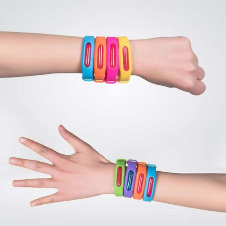 Barn med kemikaliefrit myggesikring armbånd på håndleddet. Naturlig og sikker beskyttelse mod myg udendørs.