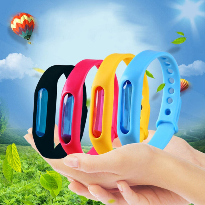 Nærbillede af genopfyldeligt myggesikring armbånd. Fremviser nem udskiftning af naturlig, kemikaliefri beskyttelse.