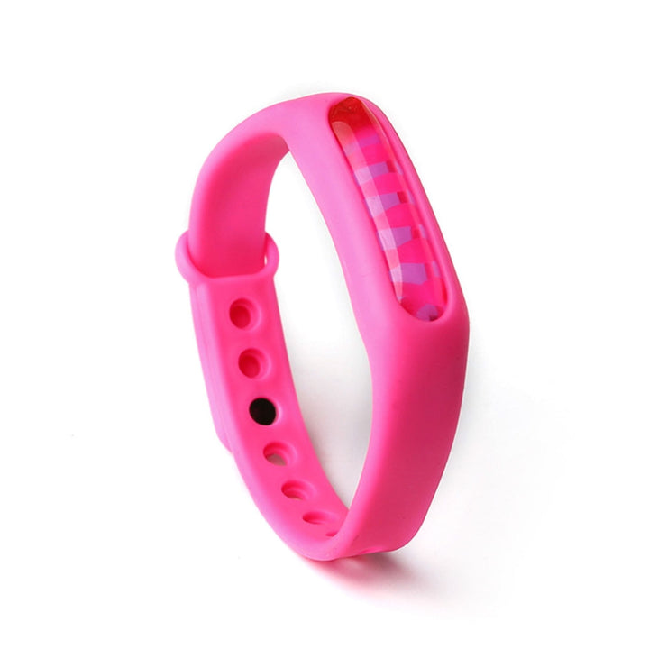 Vandafvisende myggesikring armbånd i aktion. Perfekt til sommer ved vandet, beskytter mod myg uden kemikalier.