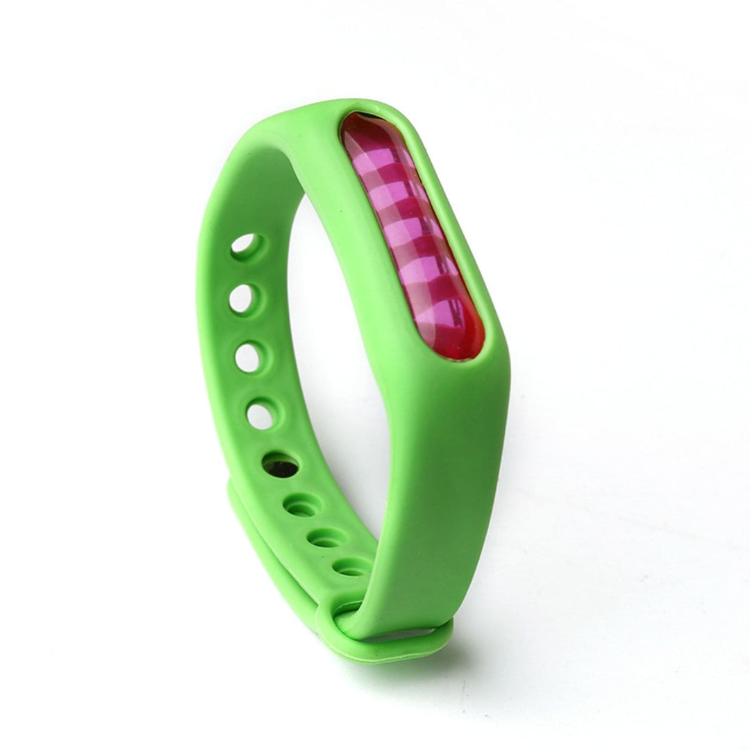 Unisex myggesikring armbånd i flere farver. Stilfuld, genopfyldelig og kemikaliefri beskyttelse for alle aldre udendørs.