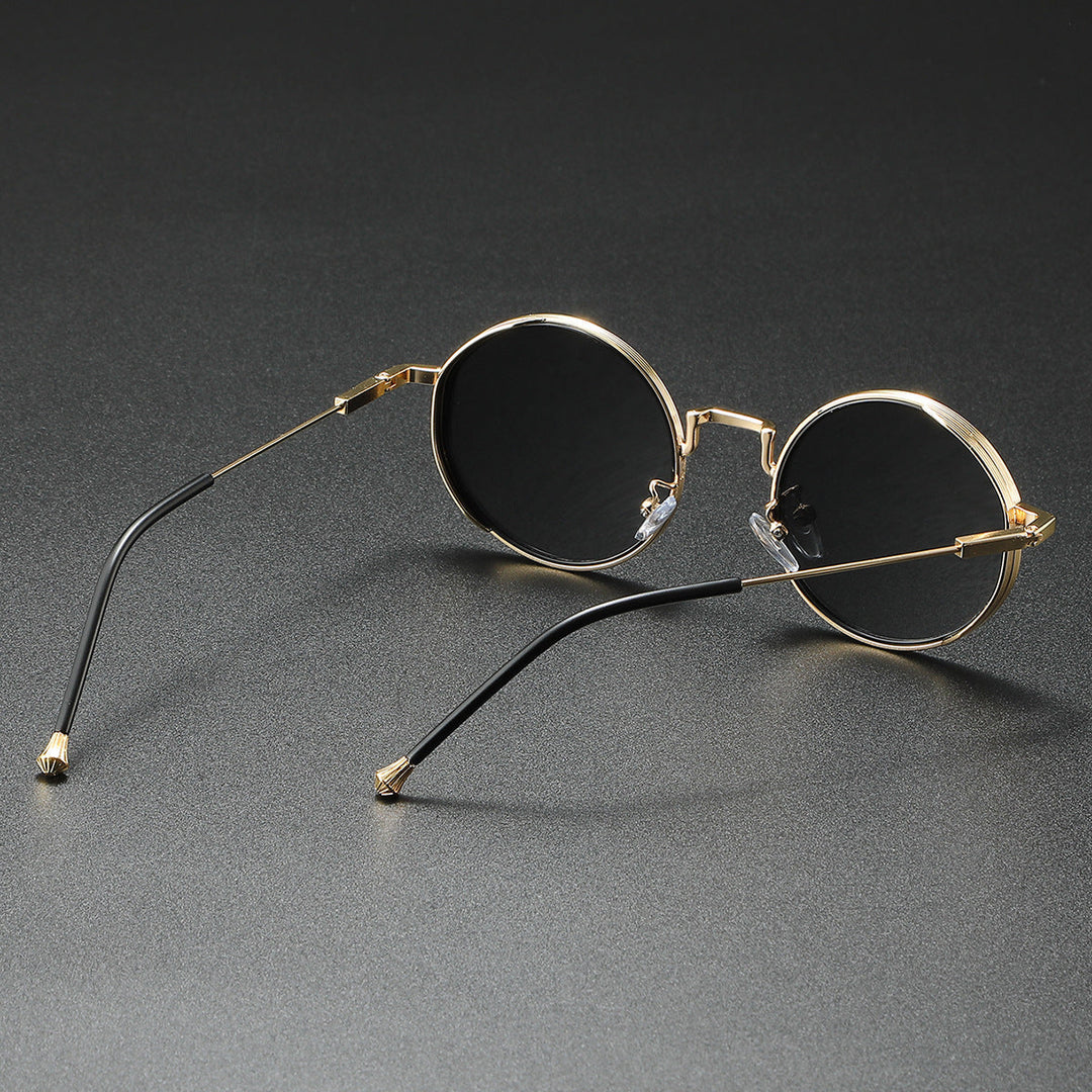 Elegante, stilfulde unisex solbriller i metal med runde stel. Ideel til sommer og modebevidste.