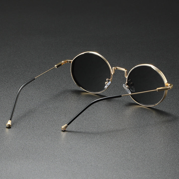 Elegante, stilfulde unisex solbriller i metal med runde stel. Ideel til sommer og modebevidste.