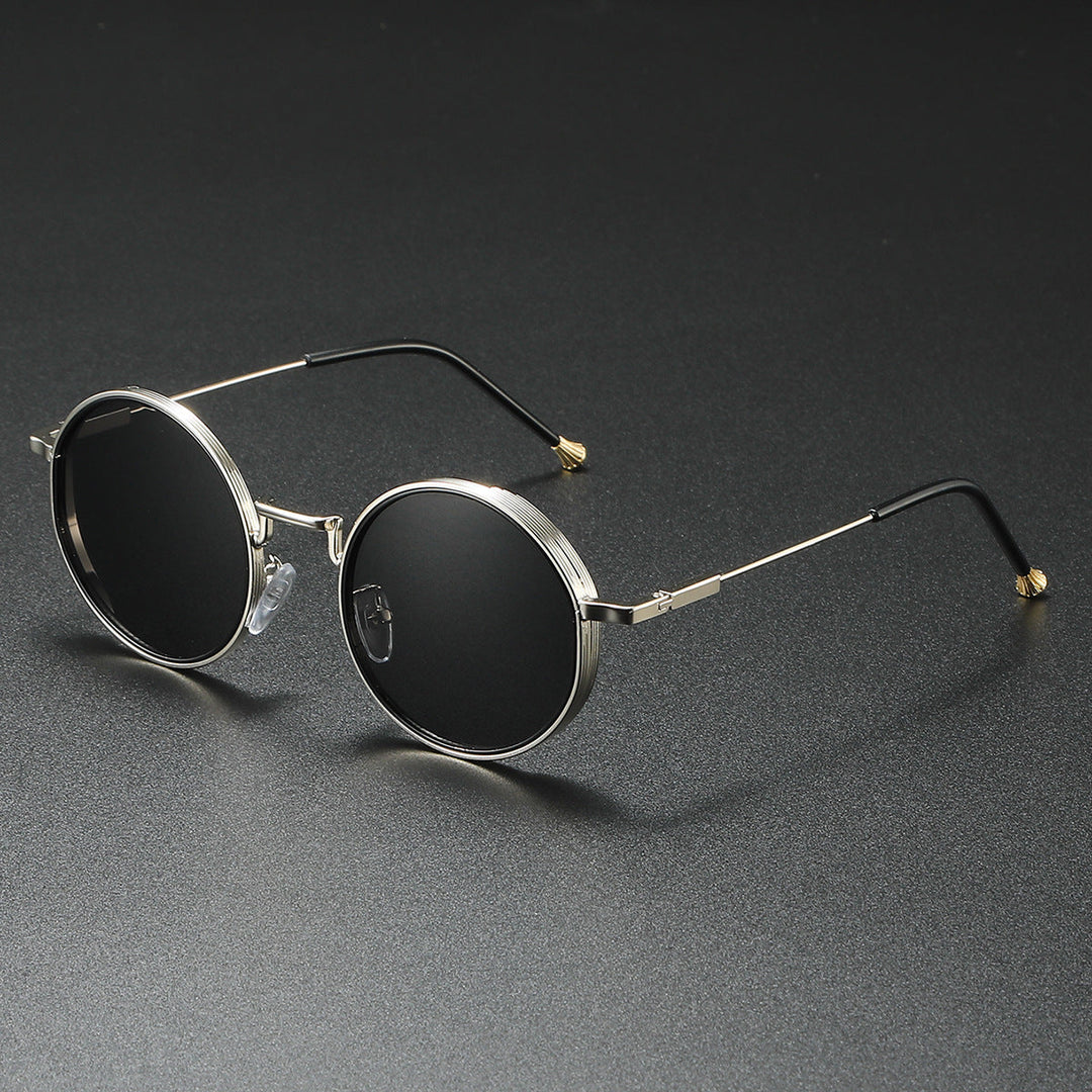 Detaljeret billede af runde unisex metalsolbriller med reflekterende linser og robust metalramme.