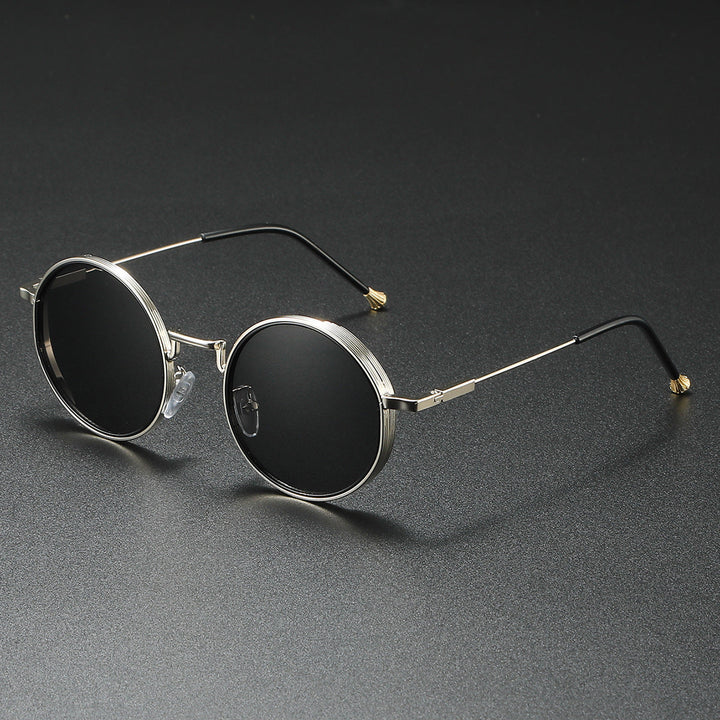 Detaljeret billede af runde unisex metalsolbriller med reflekterende linser og robust metalramme.