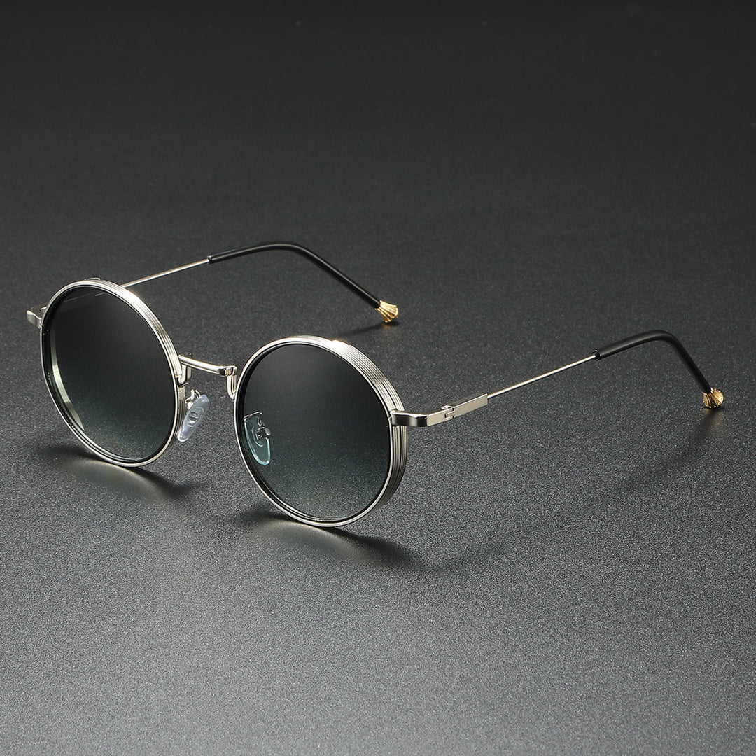 Frontbillede af moderne unisex runde solbriller i metal. Trendy design med UV400 filter.