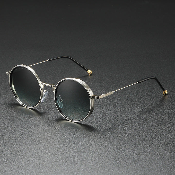 Frontbillede af moderne unisex runde solbriller i metal. Trendy design med UV400 filter.
