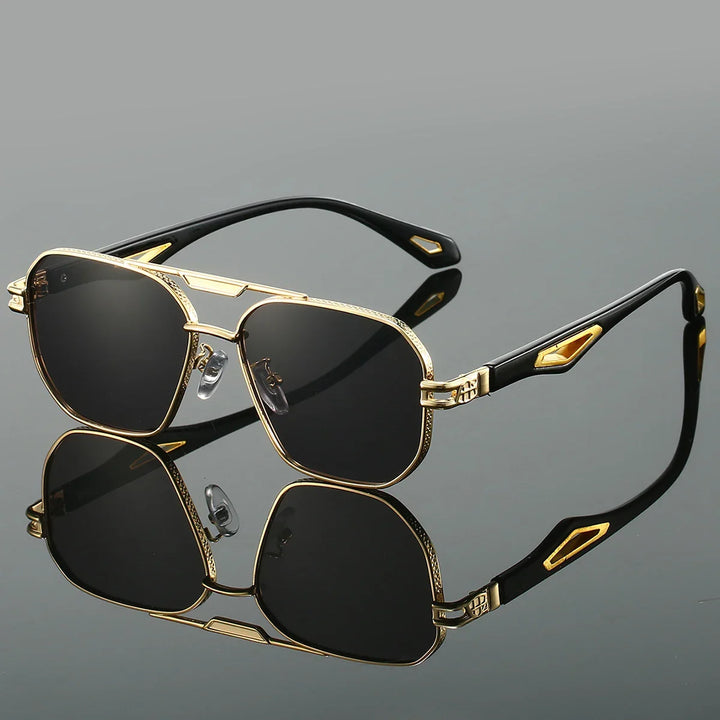 Unisex solbriller med UV400 beskyttelse, anti-refleks glas og stilfuldt metalstel.