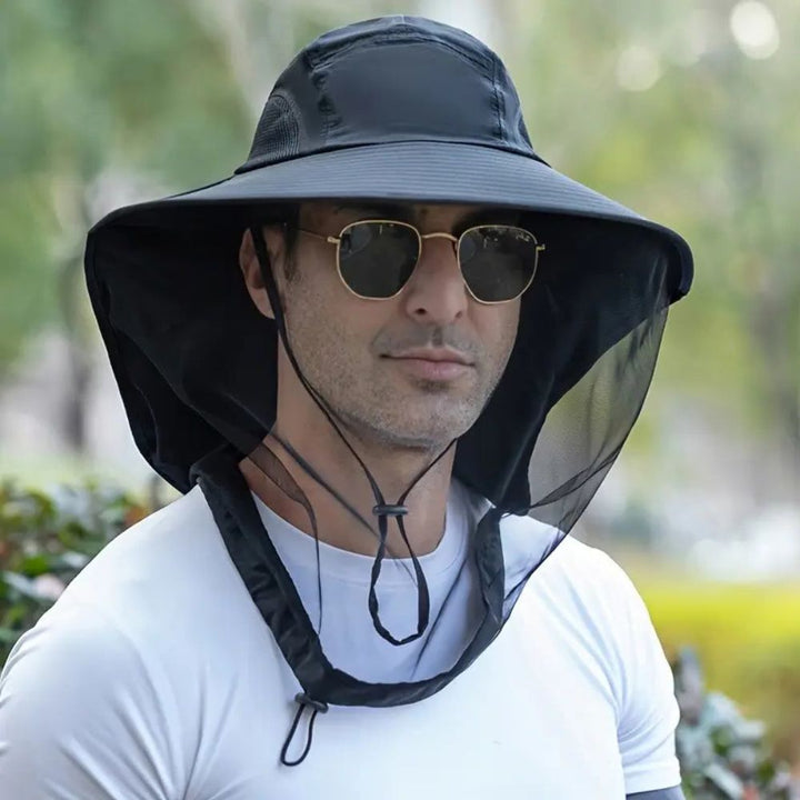 Unisex solhat med UV-beskyttelse og integreret myggenet, perfekt til udendørs eventyr & aktiviteter.