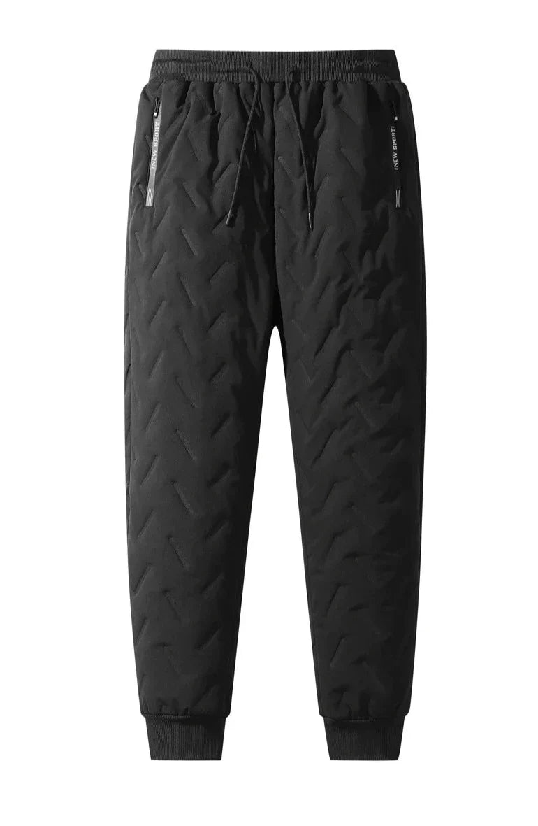 Model iført grå unisex joggingbukser, der viser det afslappede snit og komfortable pasform til fritid.