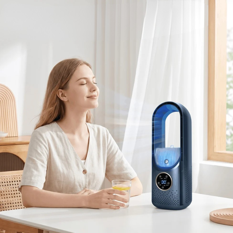Hvid bladløs USB ventilator med LED display. Kompakt og justerbar for optimal personlig køling.