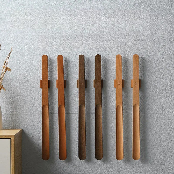 Væghængt magnetisk skohorn i træ til entré. Elegant og praktisk opbevaring.