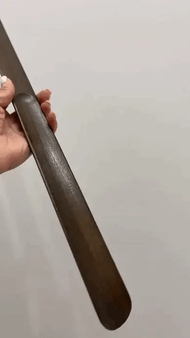 Smart magnetisk skohorn i elegant trædesign. Væghængt løsning til enhver entré.