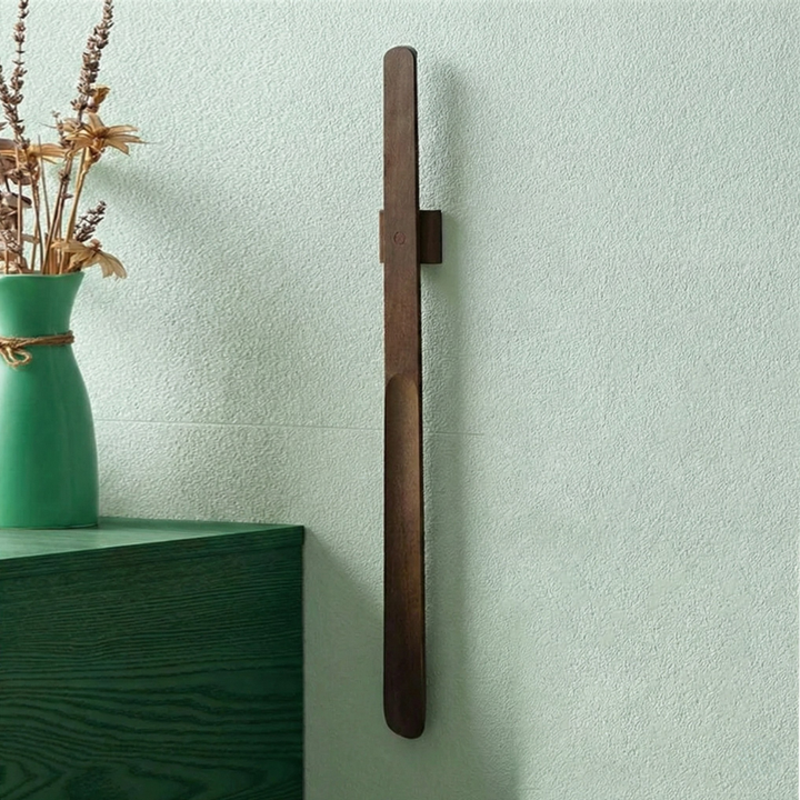 Premium magnetisk skohorn i træ, væghængt. Eksklusivt nordisk design til din entré.