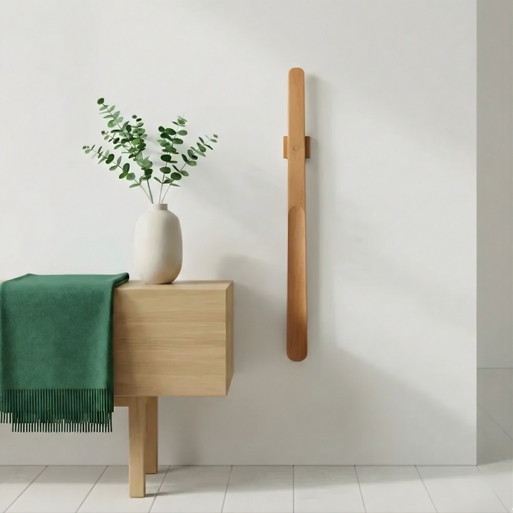 Stilrent egeskohorn med magnetisk vægholder. Perfekt til nordisk boligindretning.