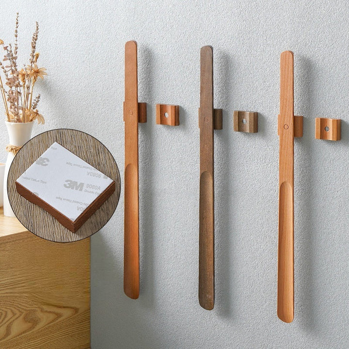 Elegant valnød skohorn, magnetisk vægmonteret. Stilfuld og funktionel gaveide.