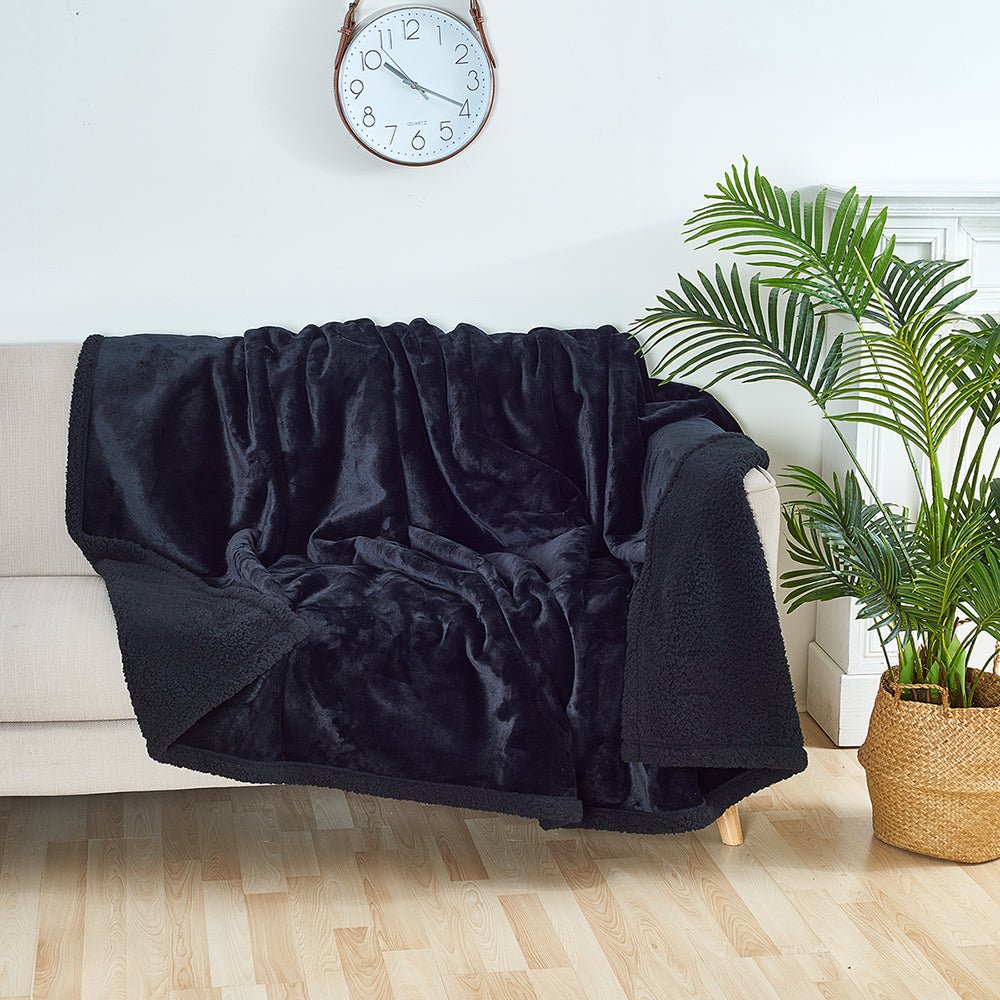 Hold din seng og sofa pletfri med dette vandtætte beskyttelsestæppe. Tilbyder hygge og nem vedligeholdelse.