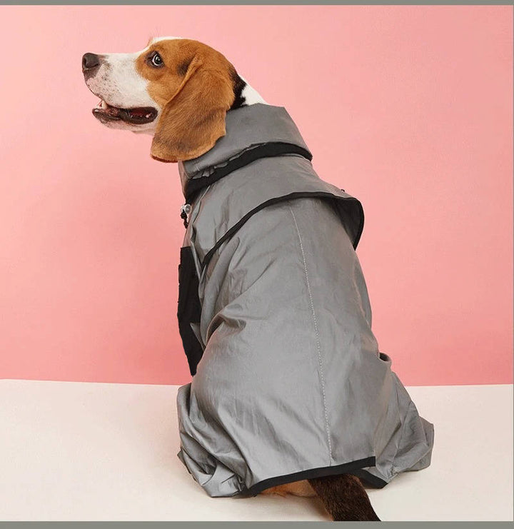 Stilfuld og funktionel hunde regnfrakke med vandtæt design. Beskytter dit kæledyr mod vind og vejr.