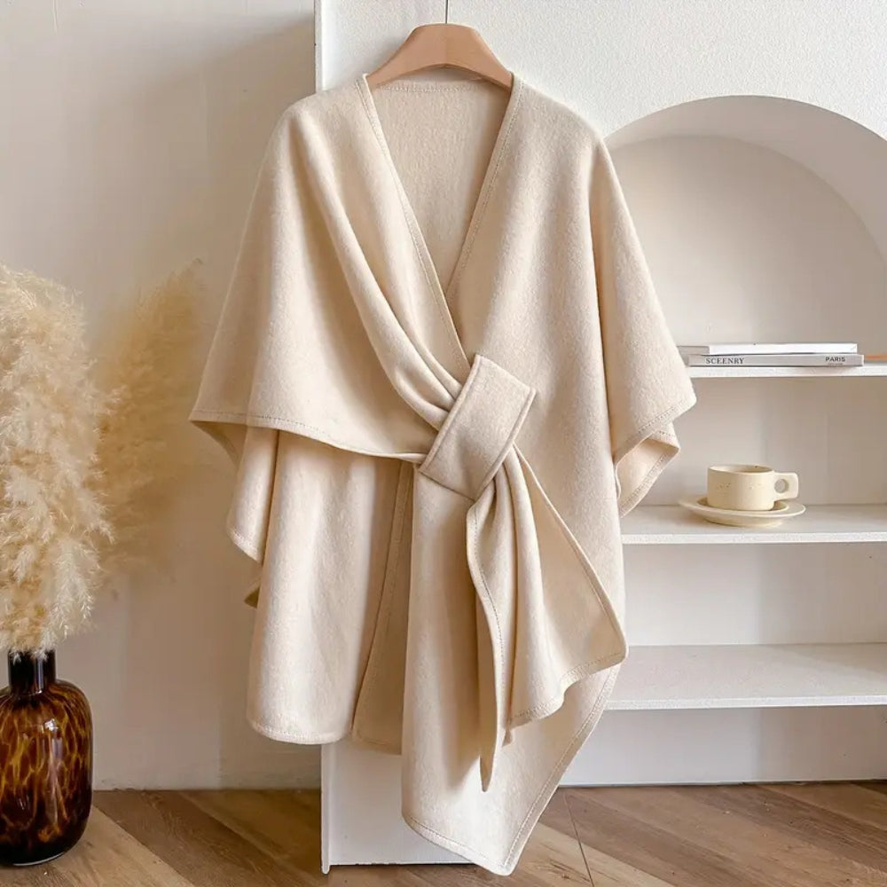 Varm vindtæt poncho til kvinder. Efterårs/vinter sjalfrakke i elegant mode-design.