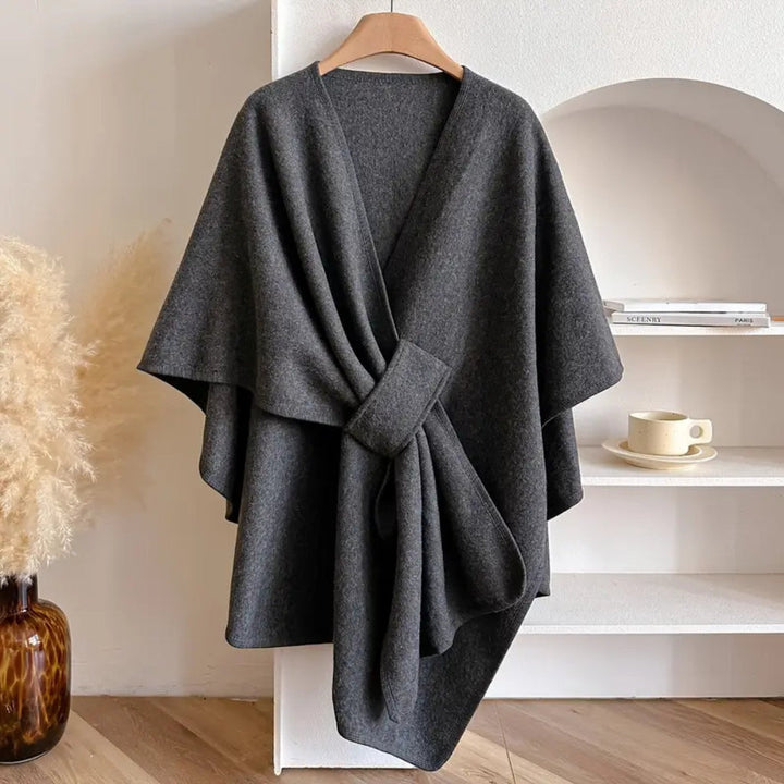 Kvinde bærer elegant vindtæt poncho. Alsidig mikrofiber sjalfrakke som varmt overtøj for modebevidste.